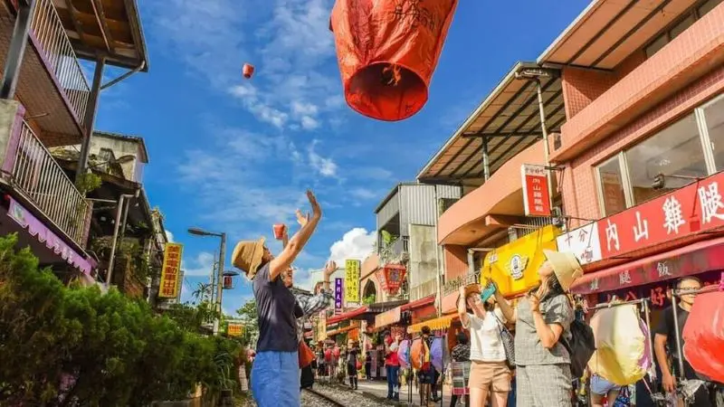 C&oacute; một Phố cổ Thập Phần lung linh &aacute;nh đ&egrave;n trời 3