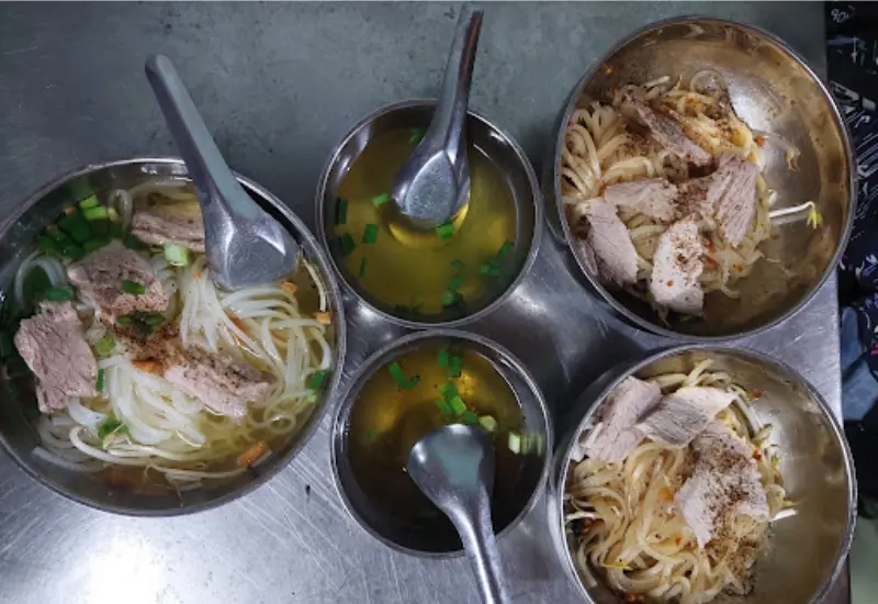 Gh&eacute; qu&aacute;n b&agrave; Sẩm thưởng thức hủ tiếu chỉ với 10.000 VND tại Sa Đ&eacute;c 4