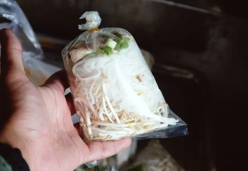 Gh&eacute; qu&aacute;n b&agrave; Sẩm thưởng thức hủ tiếu chỉ với 10.000 VND tại Sa Đ&eacute;c 9