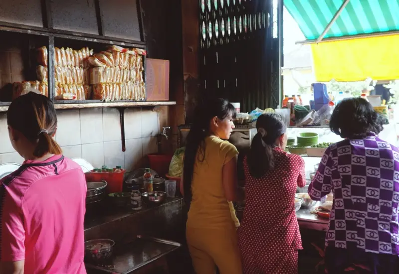 Gh&eacute; qu&aacute;n b&agrave; Sẩm thưởng thức hủ tiếu chỉ với 10.000 VND tại Sa Đ&eacute;c 8