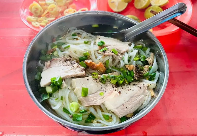 Gh&eacute; qu&aacute;n b&agrave; Sẩm thưởng thức hủ tiếu chỉ với 10.000 VND tại Sa Đ&eacute;c 3