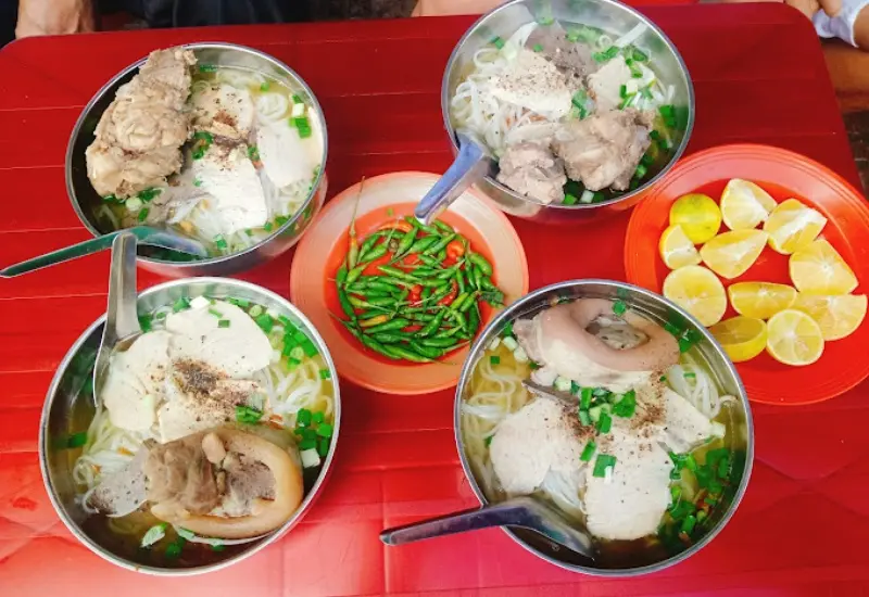 Gh&eacute; qu&aacute;n b&agrave; Sẩm thưởng thức hủ tiếu chỉ với 10.000 VND tại Sa Đ&eacute;c 7