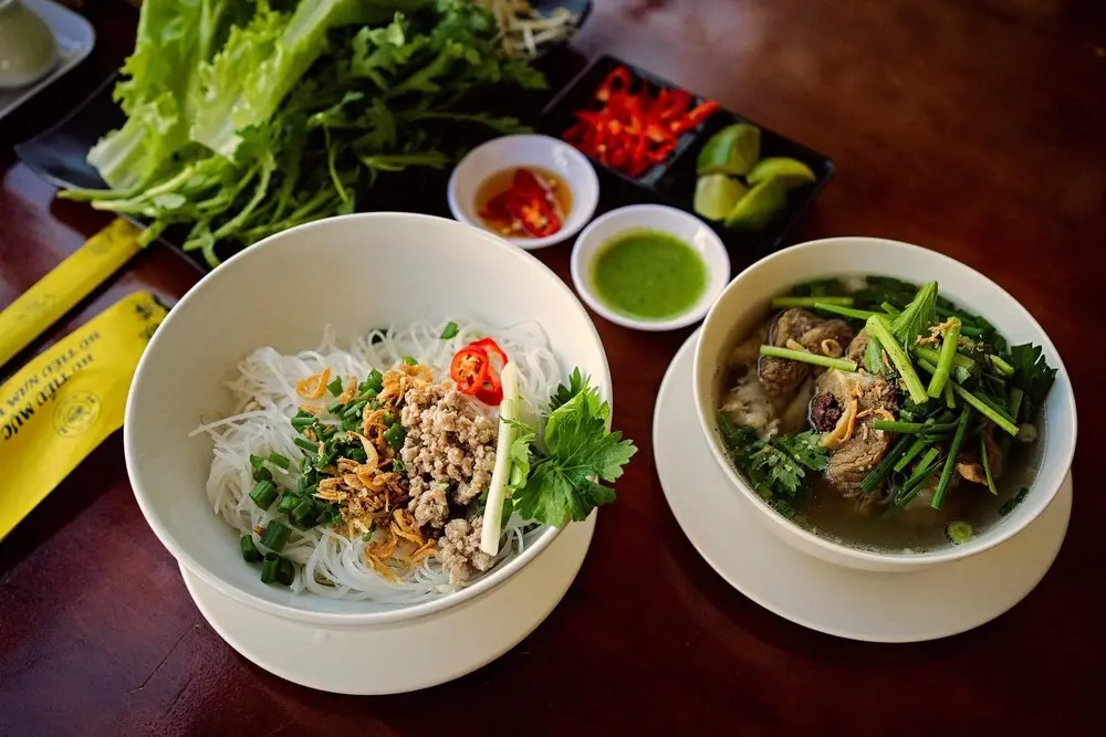 Đến Qu&aacute;n &ocirc;ng Mạnh để thưởng thức những m&oacute;n ăn quốc d&acirc;n tại Gia Lai 7