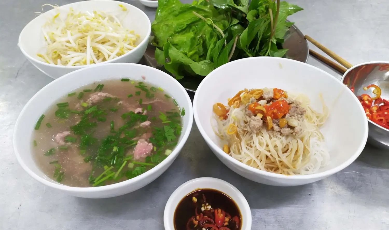 Kh&aacute;m ph&aacute; Phở kh&ocirc; B&eacute; Tư, điểm đến ẩm thực th&uacute; vị ở Pleiku 2