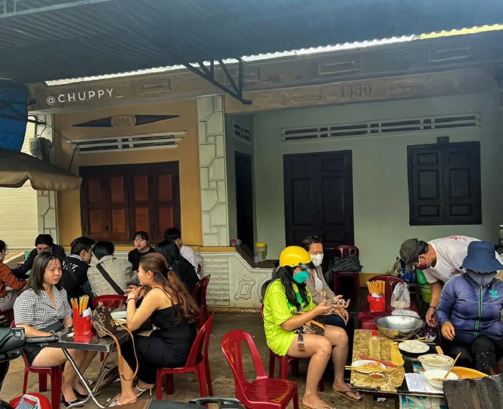 Tiệm b&aacute;nh chi&ecirc;n c&ocirc; Hai, qu&aacute;n ngon tuổi thơ của người d&acirc;n phố n&uacute;i 2