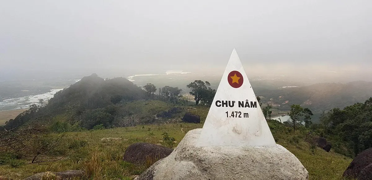 Chinh phục đỉnh Chư N&acirc;m, ngắm ho&agrave;ng h&ocirc;n bu&ocirc;ng giữa trời xanh ng&aacute;t 5