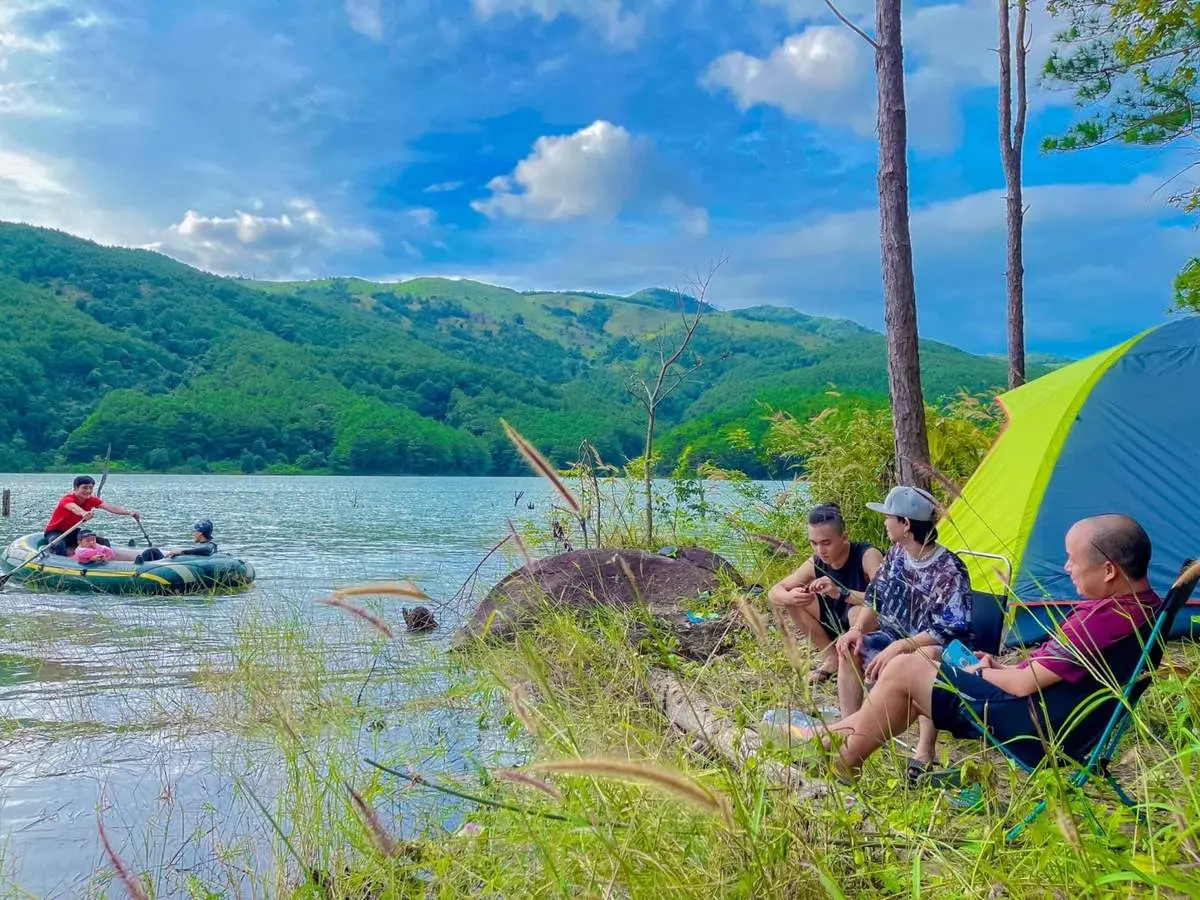 Một ng&agrave;y camping hồ nước Ti&ecirc;n Sơn c&ugrave;ng Đ&agrave;o Ph&uacute;c Quang Vũ 2