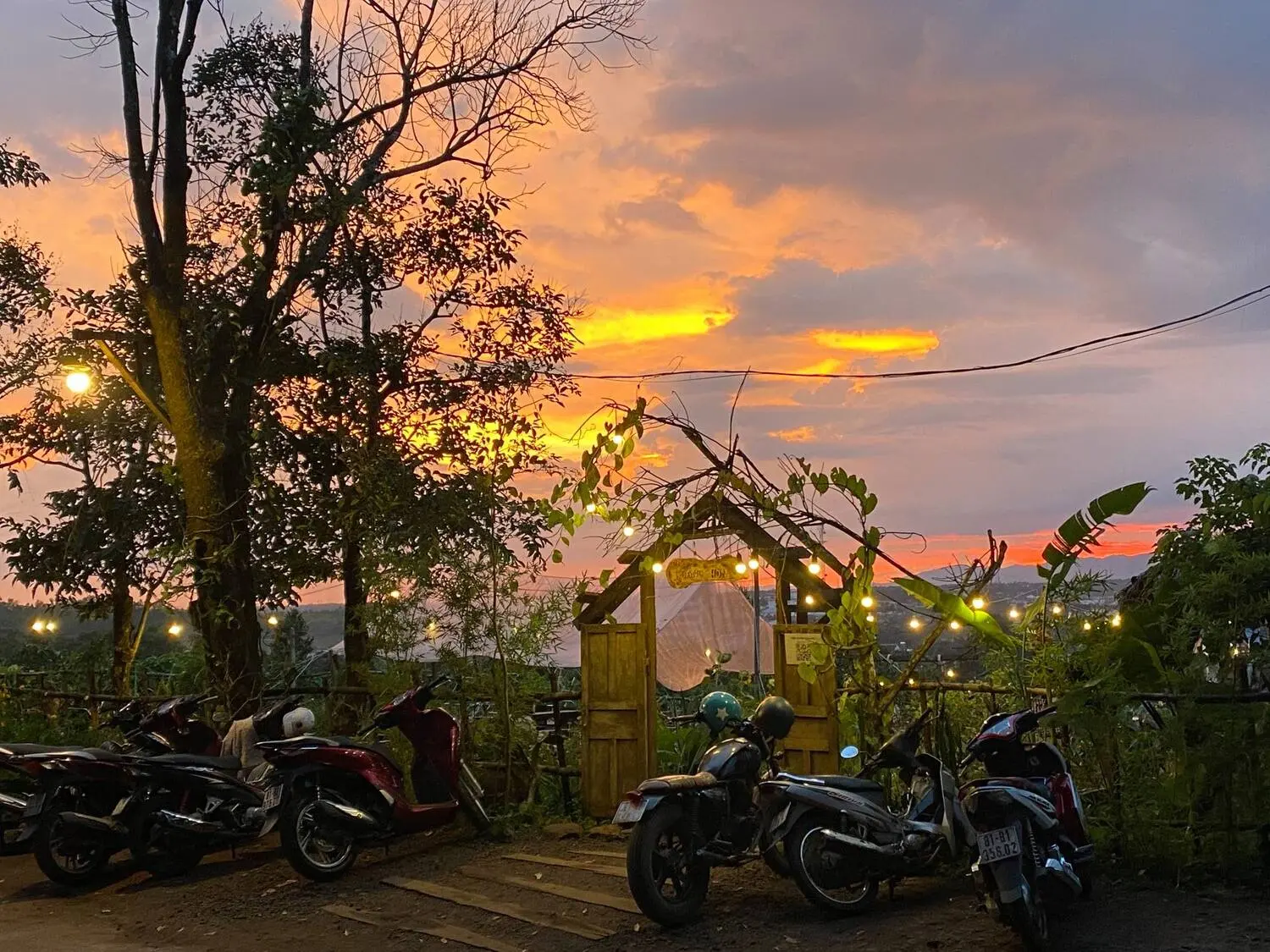 Review Tiệm C&agrave; Ph&ecirc; Ho&agrave;ng H&ocirc;n c&ugrave;ng ch&agrave;ng trai Gia Lai Đ&agrave;o Ph&uacute;c Quang Vũ 5