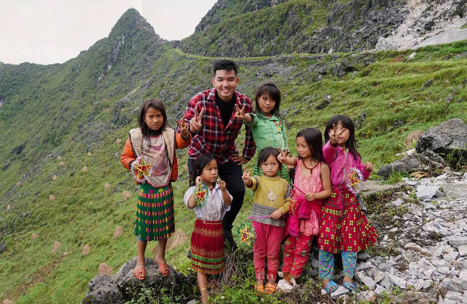Ngắm n&eacute;t ng&acirc;y thơ của trẻ em H&agrave; Giang đ&oacute;n Trung thu qua lăng k&iacute;nh ch&agrave;ng trai 9x 3