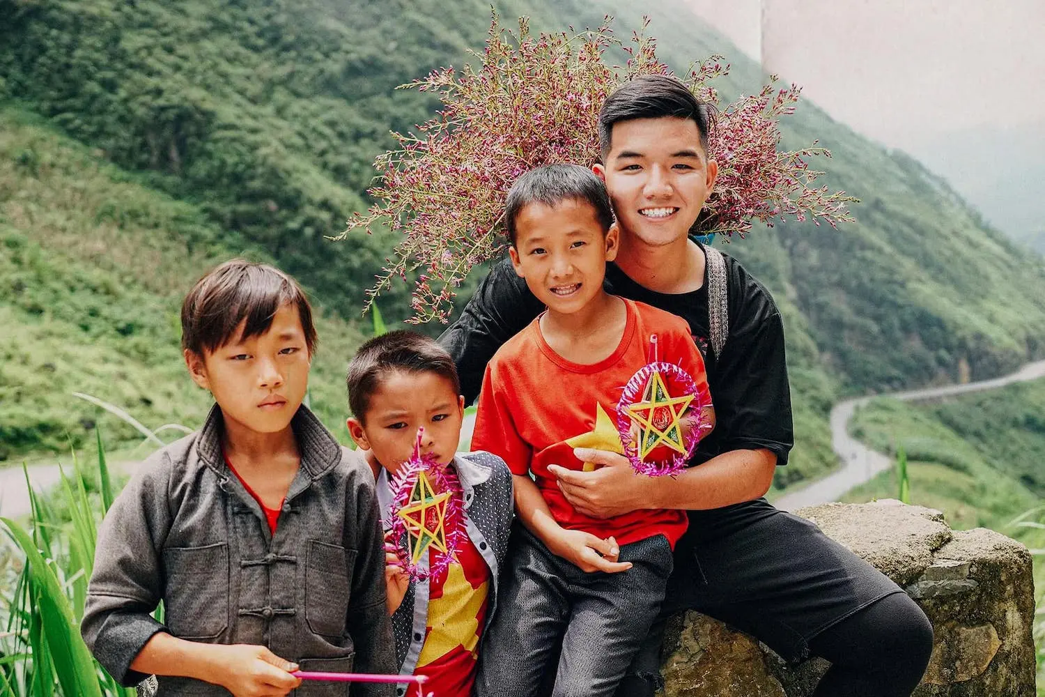 Ngắm n&eacute;t ng&acirc;y thơ của trẻ em H&agrave; Giang đ&oacute;n Trung thu qua lăng k&iacute;nh ch&agrave;ng trai 9x 12