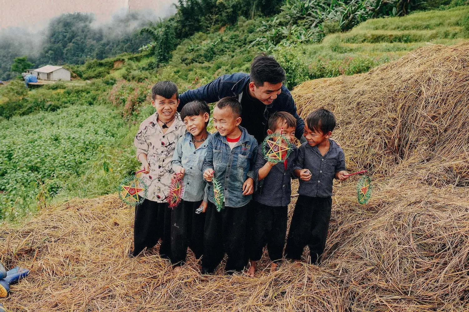 Ngắm n&eacute;t ng&acirc;y thơ của trẻ em H&agrave; Giang đ&oacute;n Trung thu qua lăng k&iacute;nh ch&agrave;ng trai 9x 11
