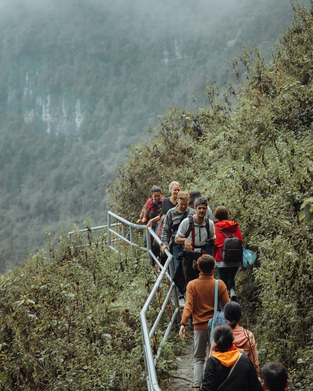 Review v&aacute;ch đ&aacute; thần H&agrave; Giang - Tuyến trekking đầy th&aacute;ch thức của tuổi trẻ 9