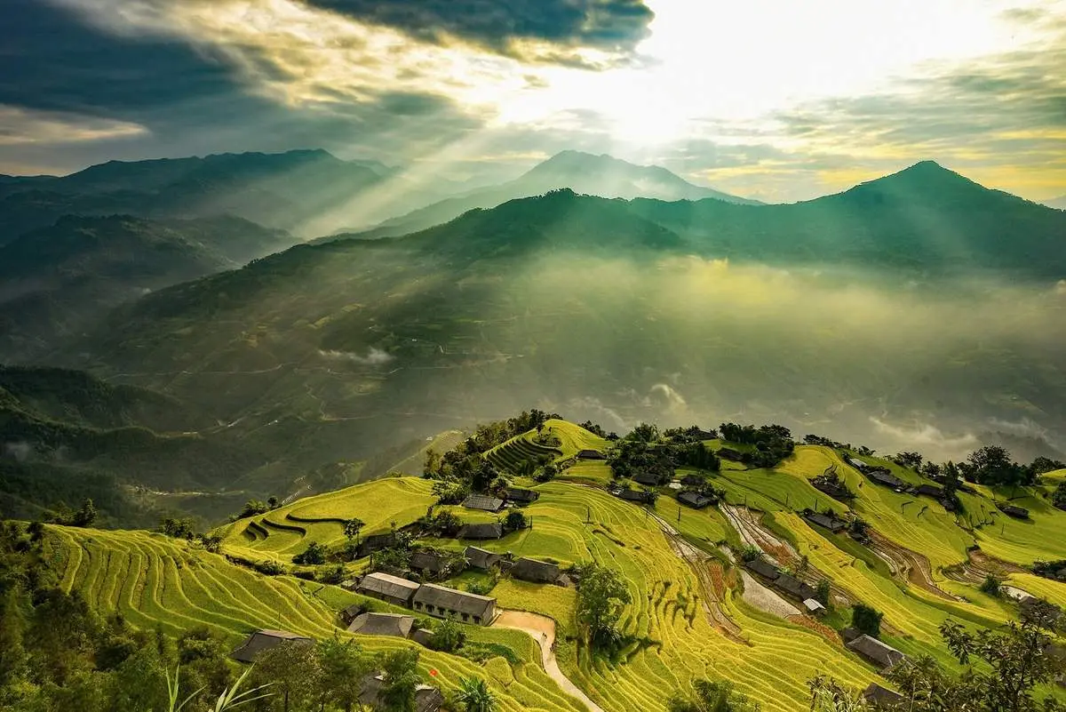 Ch&igrave;m đắm n&eacute;t đẹp tạo h&oacute;a trong Lịch tr&igrave;nh săn m&acirc;y tr&ecirc;n đỉnh Chi&ecirc;u Lầu Thi 3