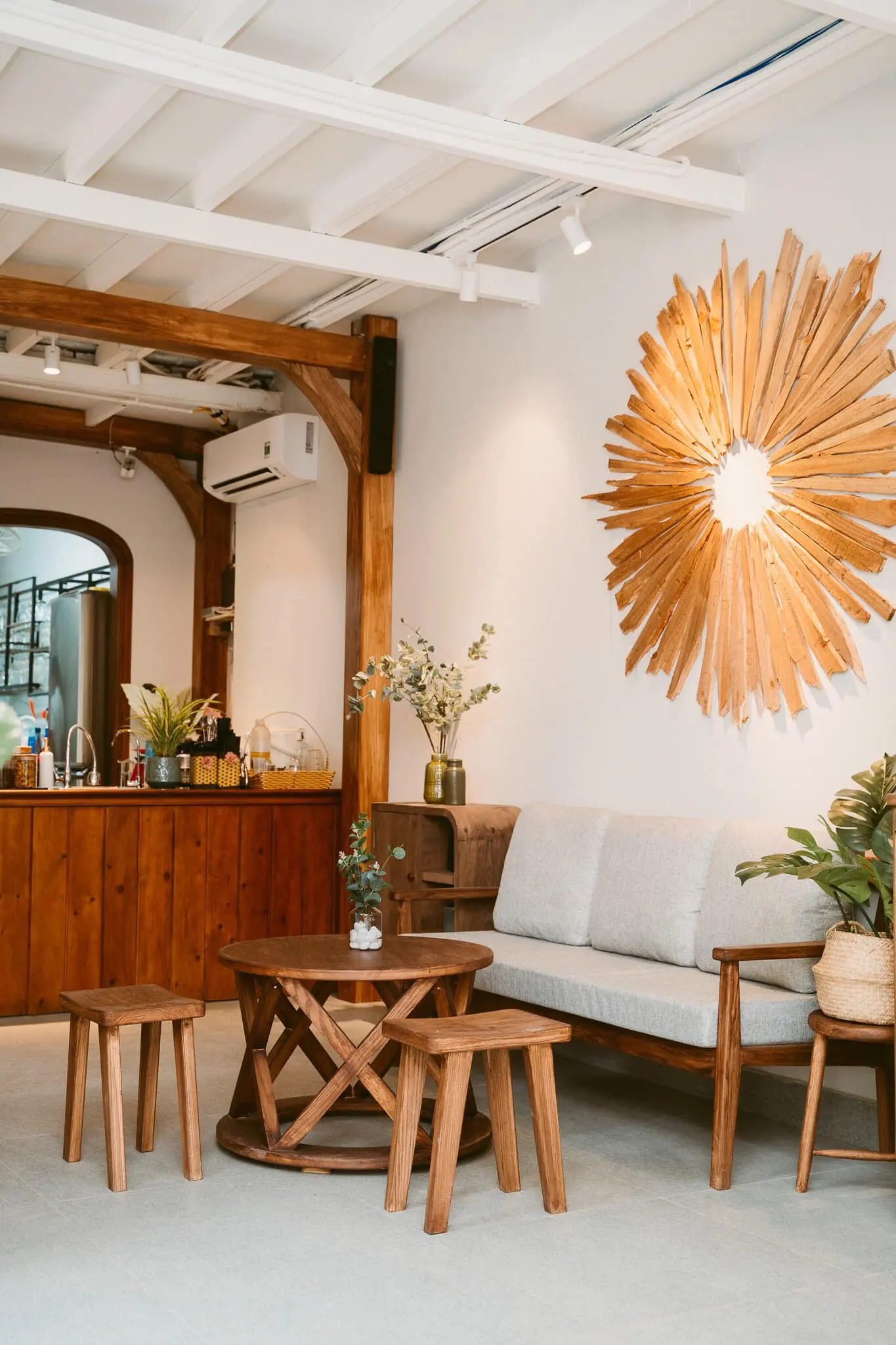 B&igrave;nh dị 1900 Coffee House - Qu&aacute;n c&agrave; ph&ecirc; với đồ nội thất gỗ quen thuộc 4
