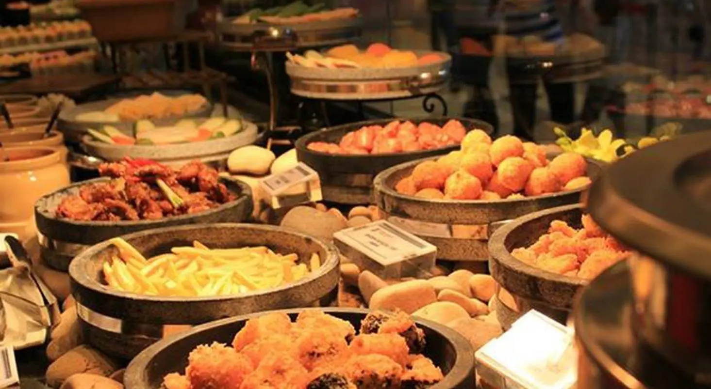 Danh s&aacute;ch 6 qu&aacute;n buffet ngon ở Hạ Long l&agrave;m say l&ograve;ng bao du kh&aacute;ch 2
