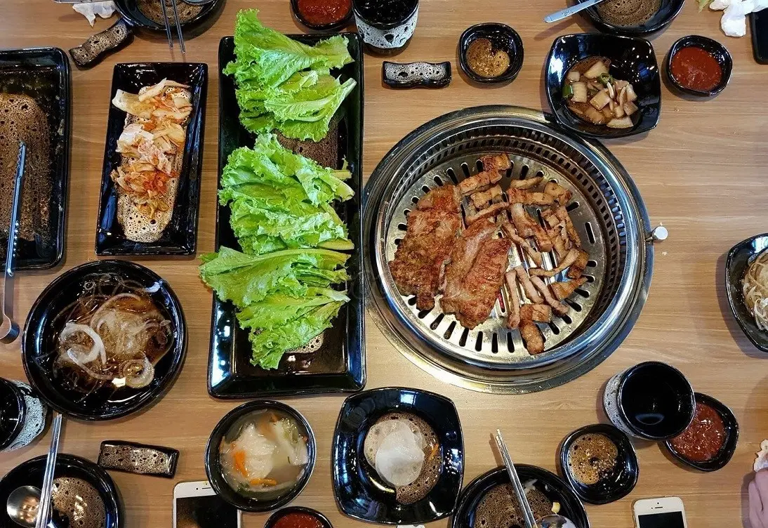Danh s&aacute;ch 6 qu&aacute;n buffet ngon ở Hạ Long l&agrave;m say l&ograve;ng bao du kh&aacute;ch 6
