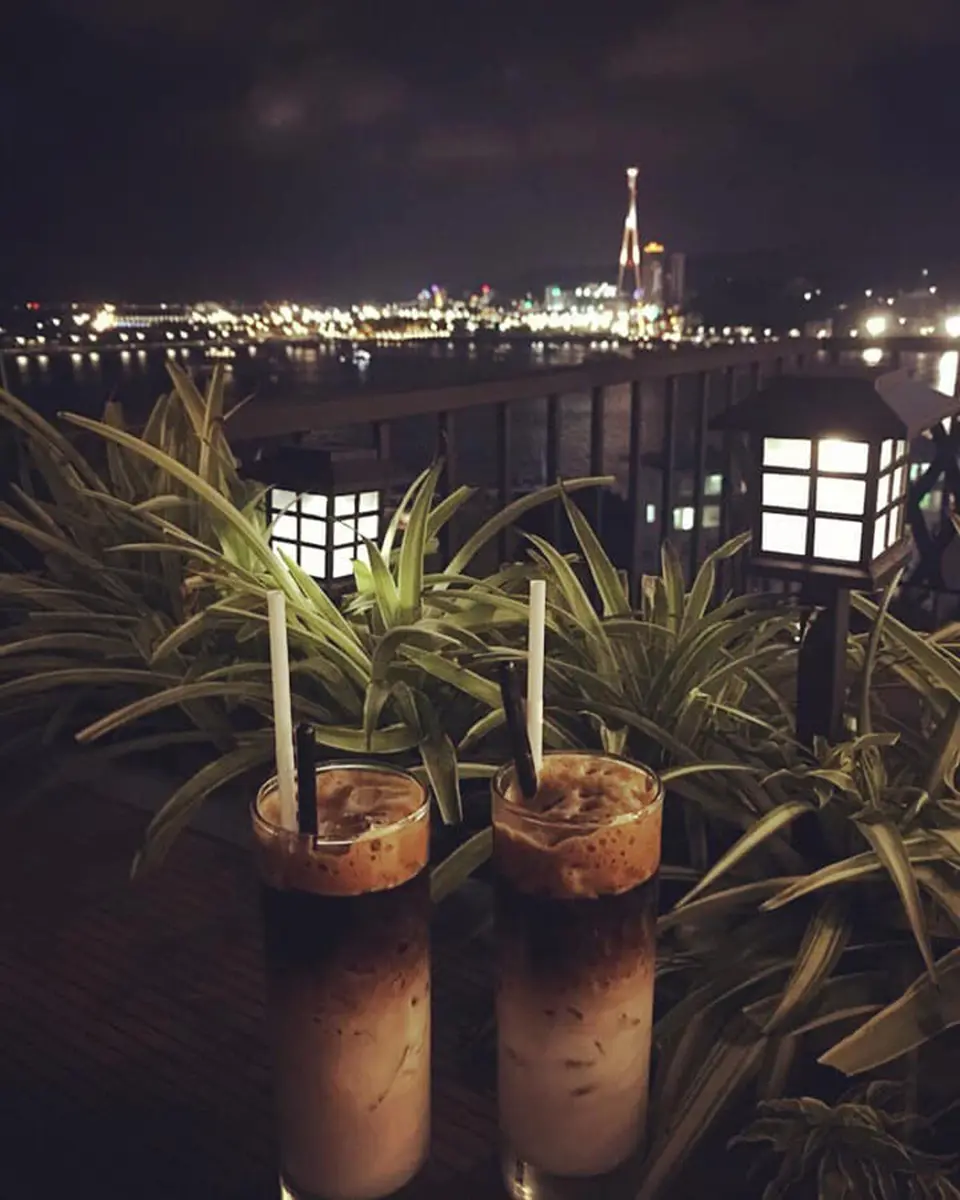 Đến Hải Đăng Coffee để thưởng tr&agrave; v&agrave; ngắm nh&igrave;n Hạ Long từ tr&ecirc;n cao 12