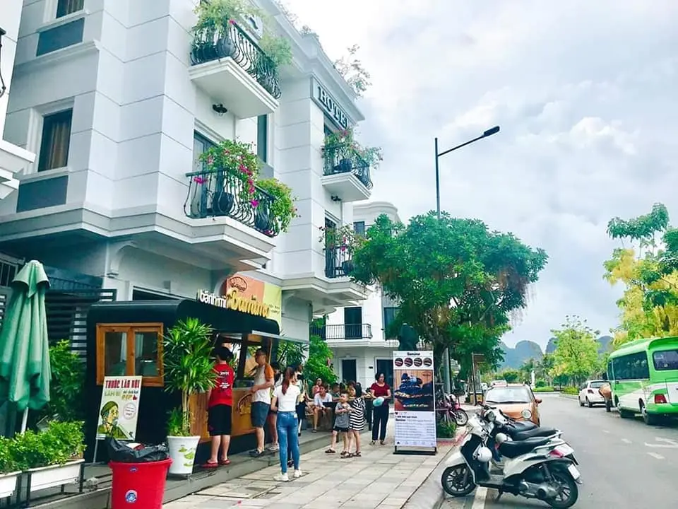 Đừng bất ngờ khi thấy b&aacute;nh m&igrave; Bamimo đen như than cực h&uacute;t kh&aacute;ch tại Hạ Long 3