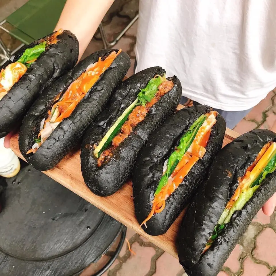 Đừng bất ngờ khi thấy b&aacute;nh m&igrave; Bamimo đen như than cực h&uacute;t kh&aacute;ch tại Hạ Long 5
