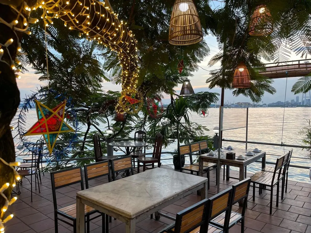 Nh&agrave; h&agrave;ng Khải Hương &ndash; 'B&aacute;n đảo' hải sản nhỏ xinh với view to&agrave;n Vịnh Cửa Lục 4