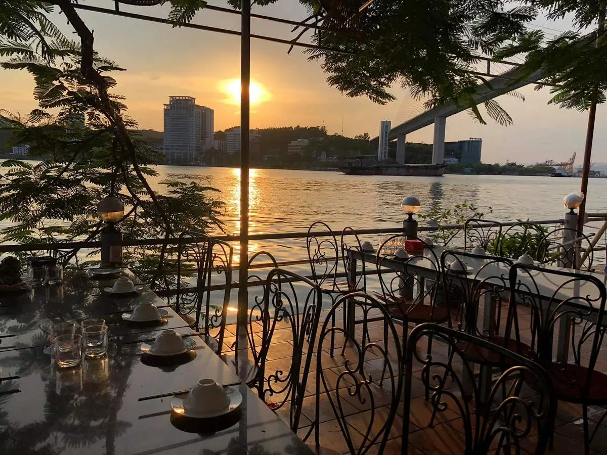 Nh&agrave; h&agrave;ng Khải Hương &ndash; 'B&aacute;n đảo' hải sản nhỏ xinh với view to&agrave;n Vịnh Cửa Lục 17
