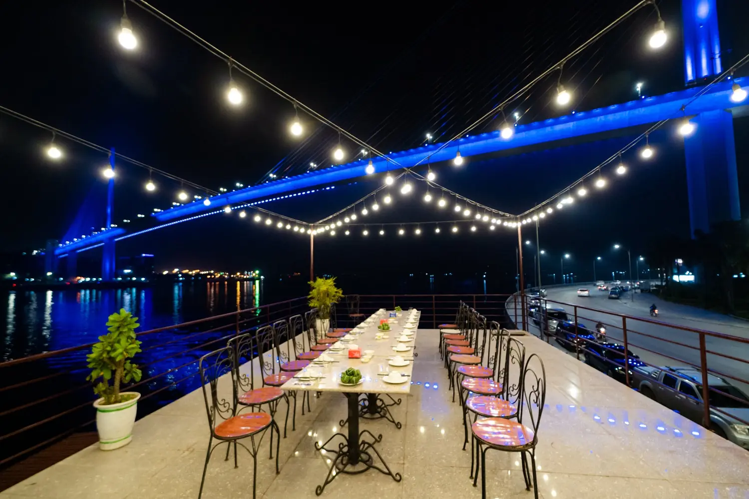 Nh&agrave; h&agrave;ng Khải Hương &ndash; 'B&aacute;n đảo' hải sản nhỏ xinh với view to&agrave;n Vịnh Cửa Lục 26