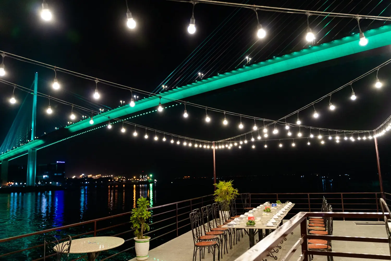 Nh&agrave; h&agrave;ng Khải Hương &ndash; 'B&aacute;n đảo' hải sản nhỏ xinh với view to&agrave;n Vịnh Cửa Lục 5