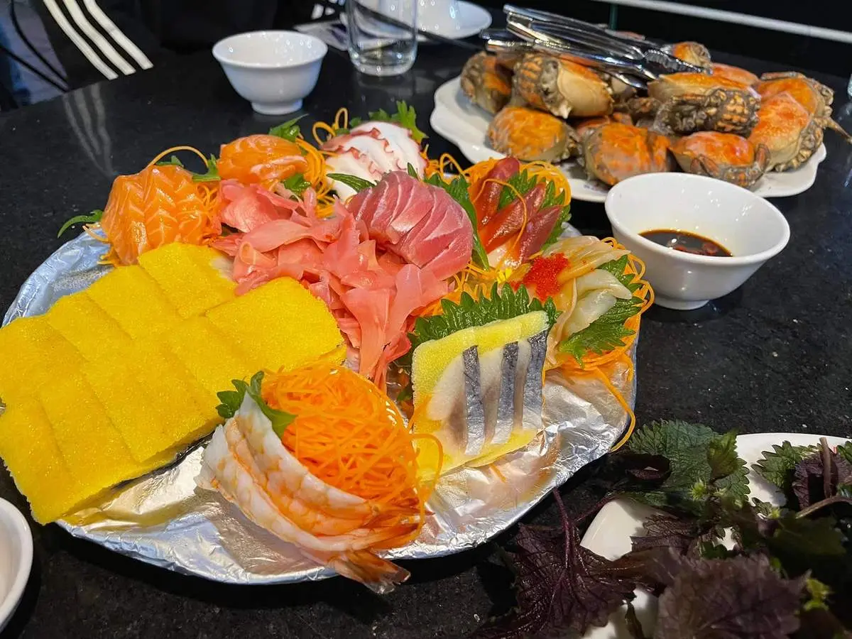 Nh&agrave; h&agrave;ng Khải Hương &ndash; 'B&aacute;n đảo' hải sản nhỏ xinh với view to&agrave;n Vịnh Cửa Lục 27