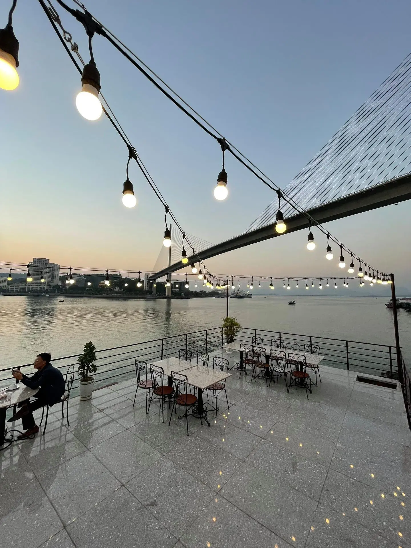 Nh&agrave; h&agrave;ng Khải Hương &ndash; 'B&aacute;n đảo' hải sản nhỏ xinh với view to&agrave;n Vịnh Cửa Lục 16