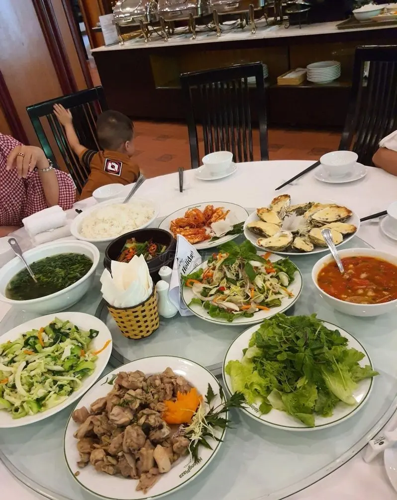 No n&ecirc; với bữa tiệc buffet kết hợp m&oacute;n &Aacute; - &Acirc;u tại nh&agrave; h&agrave;ng Four Seasons 4