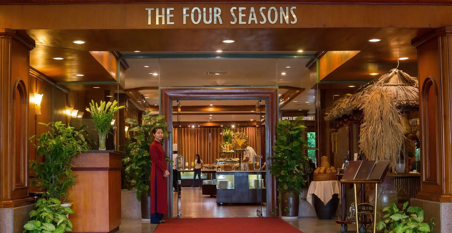 No n&ecirc; với bữa tiệc buffet kết hợp m&oacute;n &Aacute; - &Acirc;u tại nh&agrave; h&agrave;ng Four Seasons 2