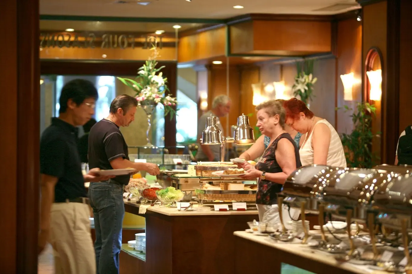 No n&ecirc; với bữa tiệc buffet kết hợp m&oacute;n &Aacute; - &Acirc;u tại nh&agrave; h&agrave;ng Four Seasons 6
