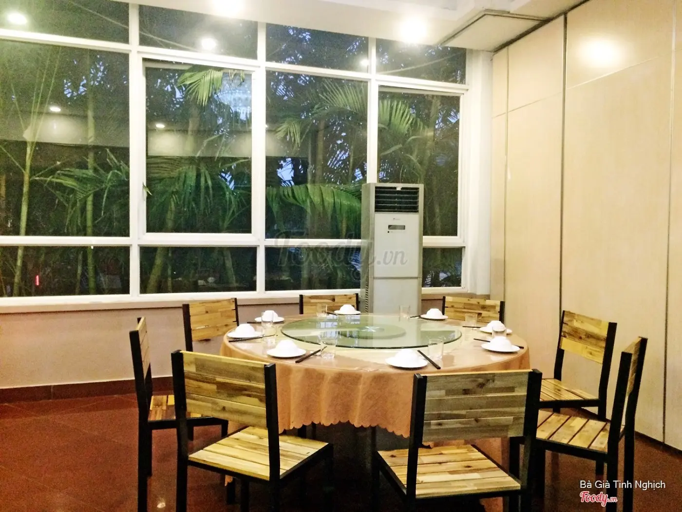 Thưởng thức ẩm thực trong khu&ocirc;n vi&ecirc;n 900m2 của nh&agrave; h&agrave;ng H&ograve;n Gai 4