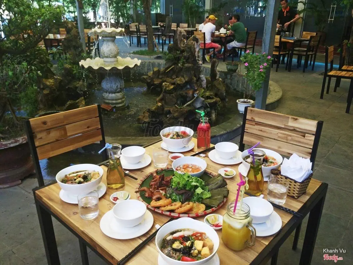 Thưởng thức ẩm thực trong khu&ocirc;n vi&ecirc;n 900m2 của nh&agrave; h&agrave;ng H&ograve;n Gai 6