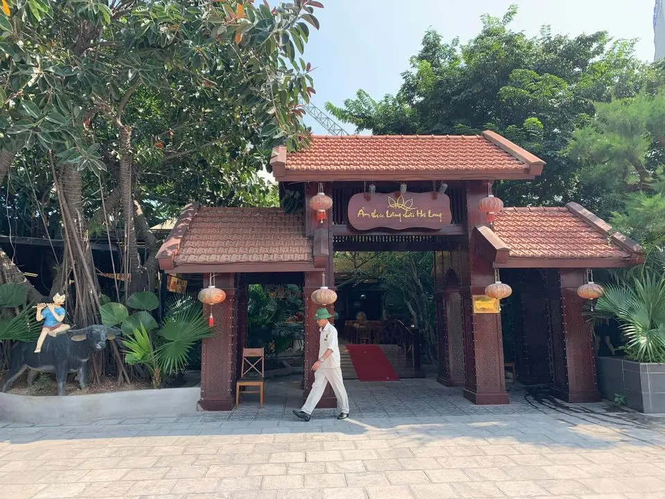 Tinh hoa ẩm thực biển quy tụ trong nh&agrave; h&agrave;ng ẩm thực L&agrave;ng ch&agrave;i Hạ Long 2