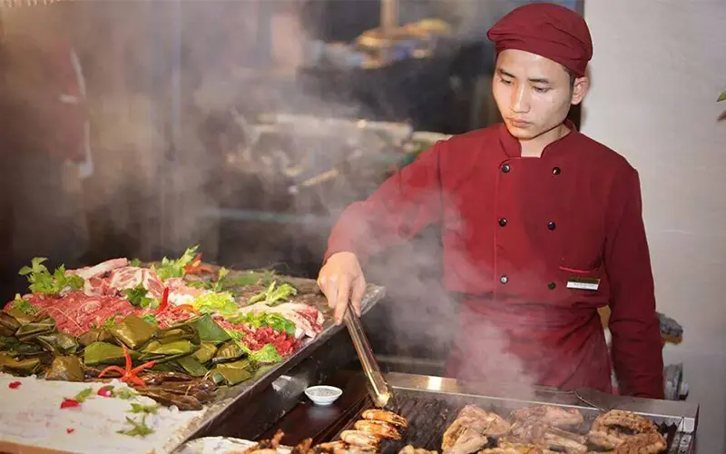 Tinh hoa ẩm thực biển quy tụ trong nh&agrave; h&agrave;ng ẩm thực L&agrave;ng ch&agrave;i Hạ Long 3