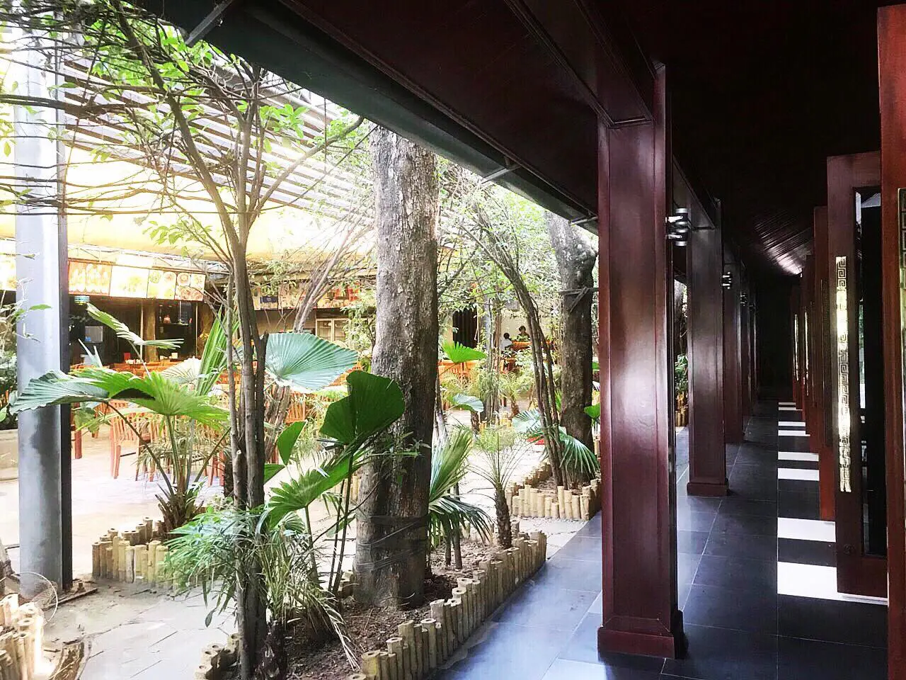Tinh hoa ẩm thực biển quy tụ trong nh&agrave; h&agrave;ng ẩm thực L&agrave;ng ch&agrave;i Hạ Long 7