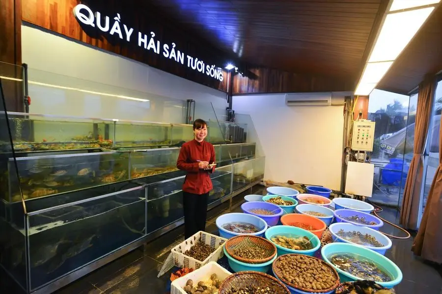Tinh hoa ẩm thực biển quy tụ trong nh&agrave; h&agrave;ng ẩm thực L&agrave;ng ch&agrave;i Hạ Long 8