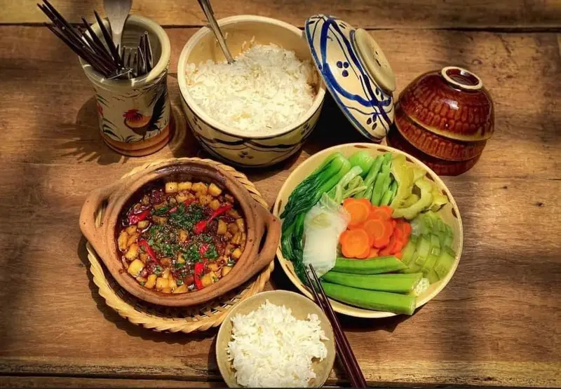 Top 7 qu&aacute;n cơm ni&ecirc;u Hạ Long nổi tiếng ngon h&uacute;t kh&aacute;ch 7