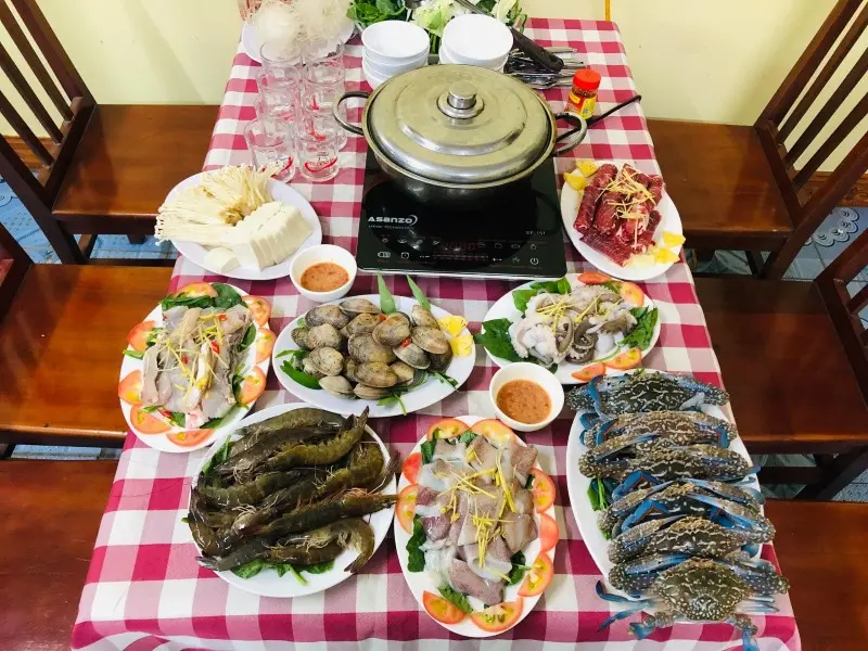 Top 8 qu&aacute;n cơm ngon cho h&agrave;nh tr&igrave;nh du lịch Hạ Long 4