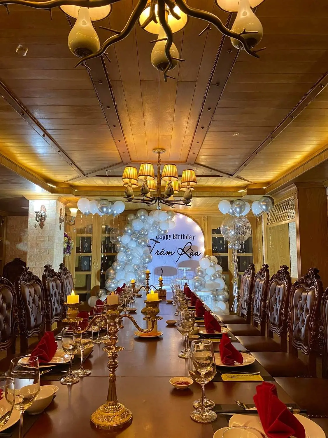 Trải nghiệm sự sang chảnh của kh&ocirc;ng gian ẩm thực tại Nh&agrave; h&agrave;ng Ngọc Lục Bảo 3