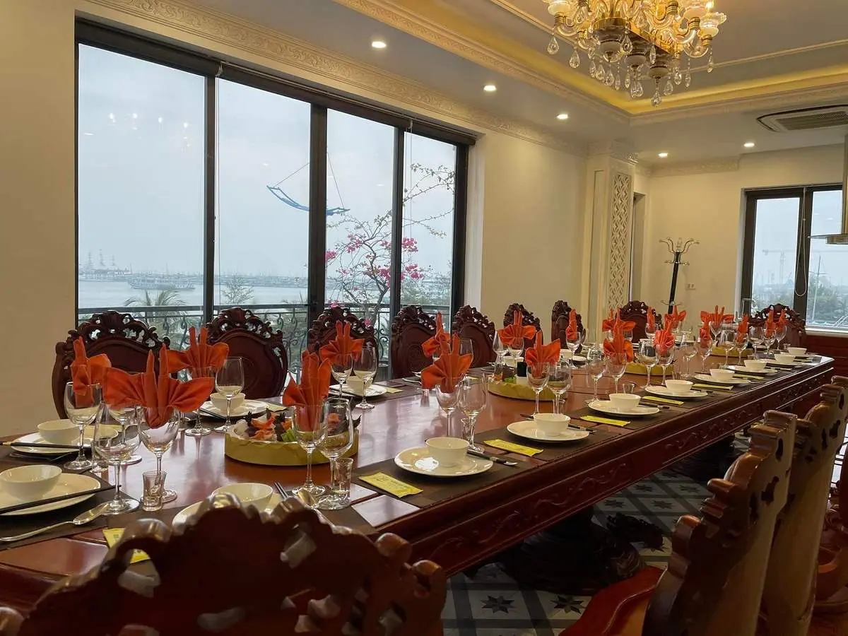 Trải nghiệm sự sang chảnh của kh&ocirc;ng gian ẩm thực tại Nh&agrave; h&agrave;ng Ngọc Lục Bảo 12