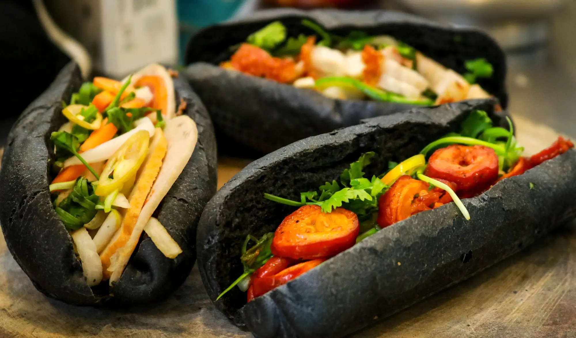 Đừng bất ngờ khi thấy bánh mì Bamimo đen như than cực hút khách tại Hạ Long