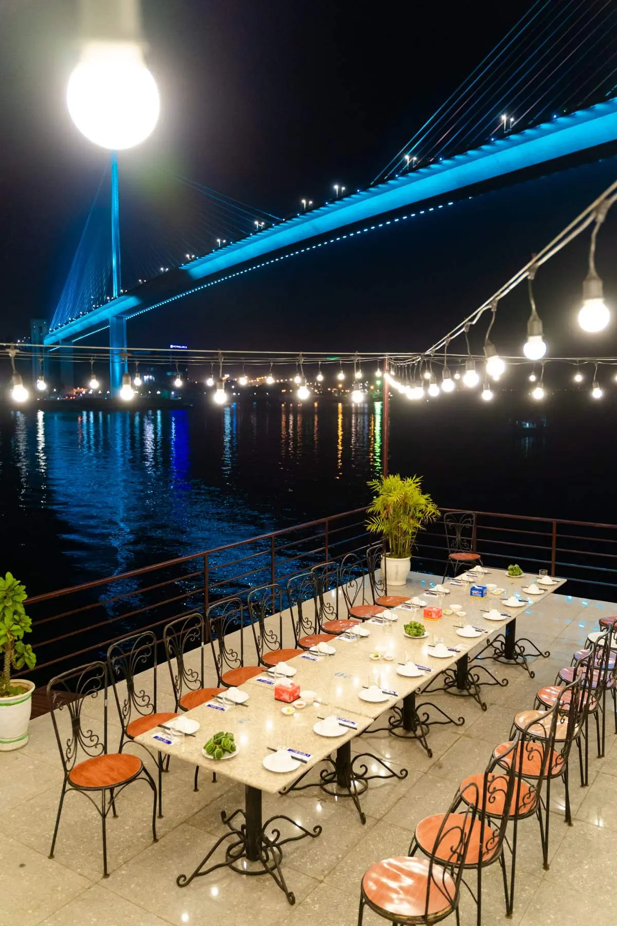 Nhà hàng Khải Hương – 'Bán đảo' hải sản nhỏ xinh với view toàn Vịnh Cửa Lục