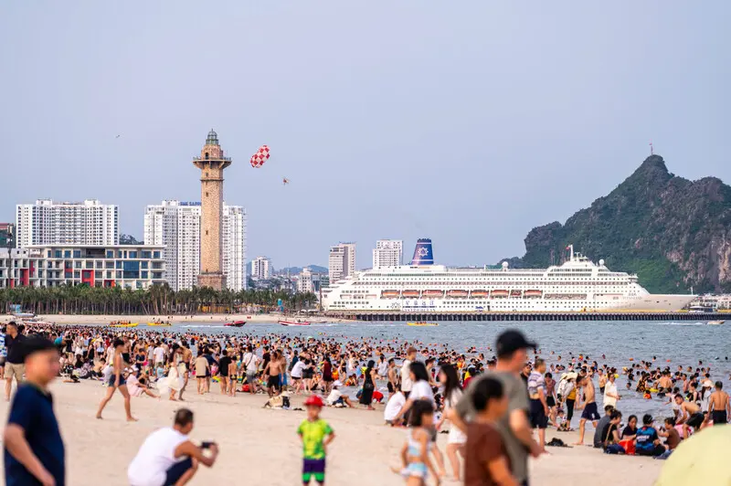 B&atilde;i Ch&aacute;y Hạ Long: Mảnh gh&eacute;p dịu m&aacute;t giữa ng&agrave;y h&egrave; Quảng Ninh 4