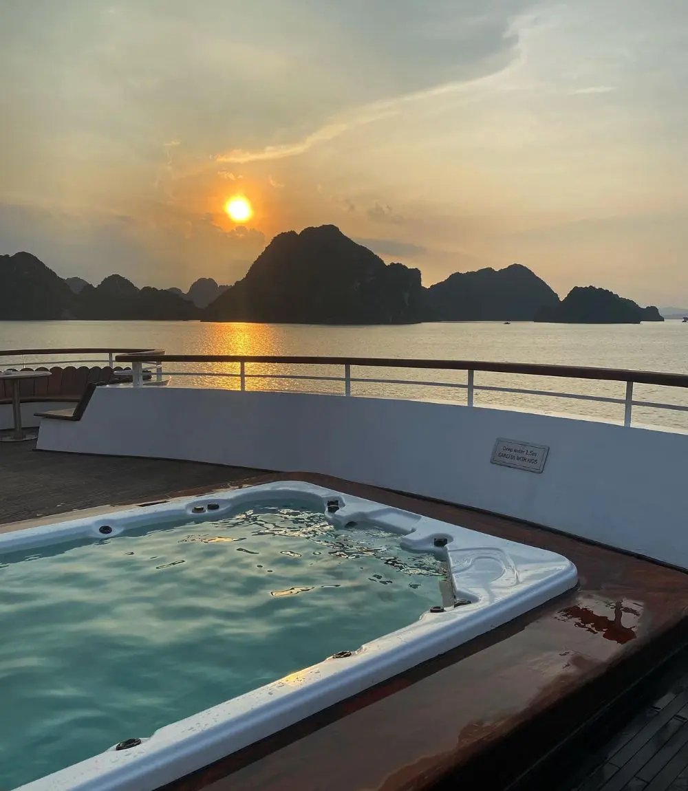Đến Vịnh Hạ Long, k&igrave; quan di sản thế giới c&ugrave;ng c&ocirc; n&agrave;ng Thu Thảo 9