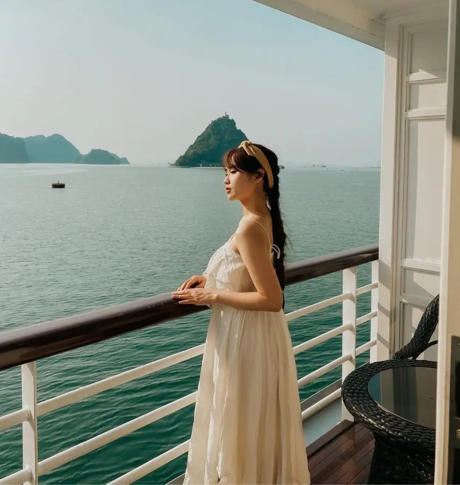 Kh&aacute;m ph&aacute; Vịnh Hạ Long đẹp qu&ecirc;n lối về c&ugrave;ng c&ocirc; n&agrave;ng Phan Hằng 7