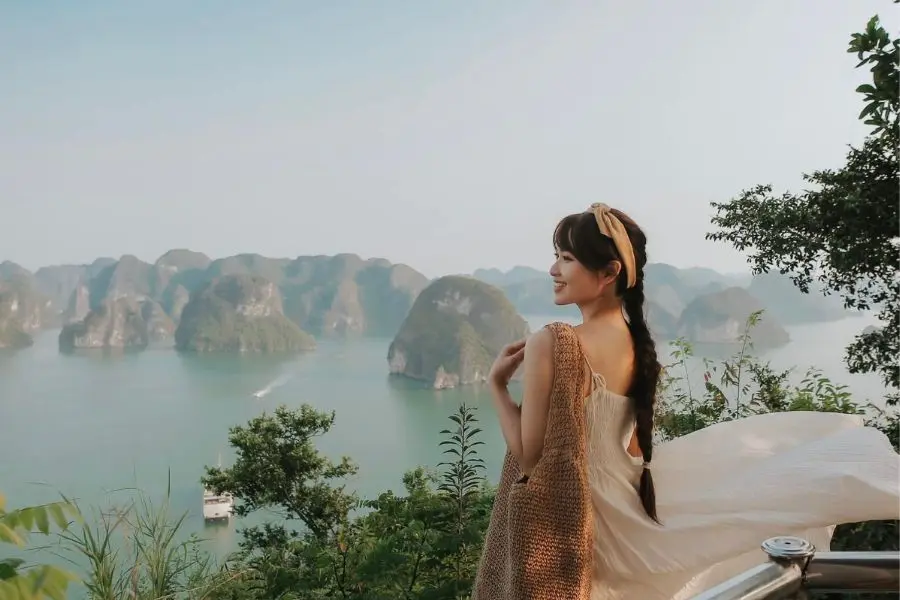 Kh&aacute;m ph&aacute; Vịnh Hạ Long đẹp qu&ecirc;n lối về c&ugrave;ng c&ocirc; n&agrave;ng Phan Hằng 4
