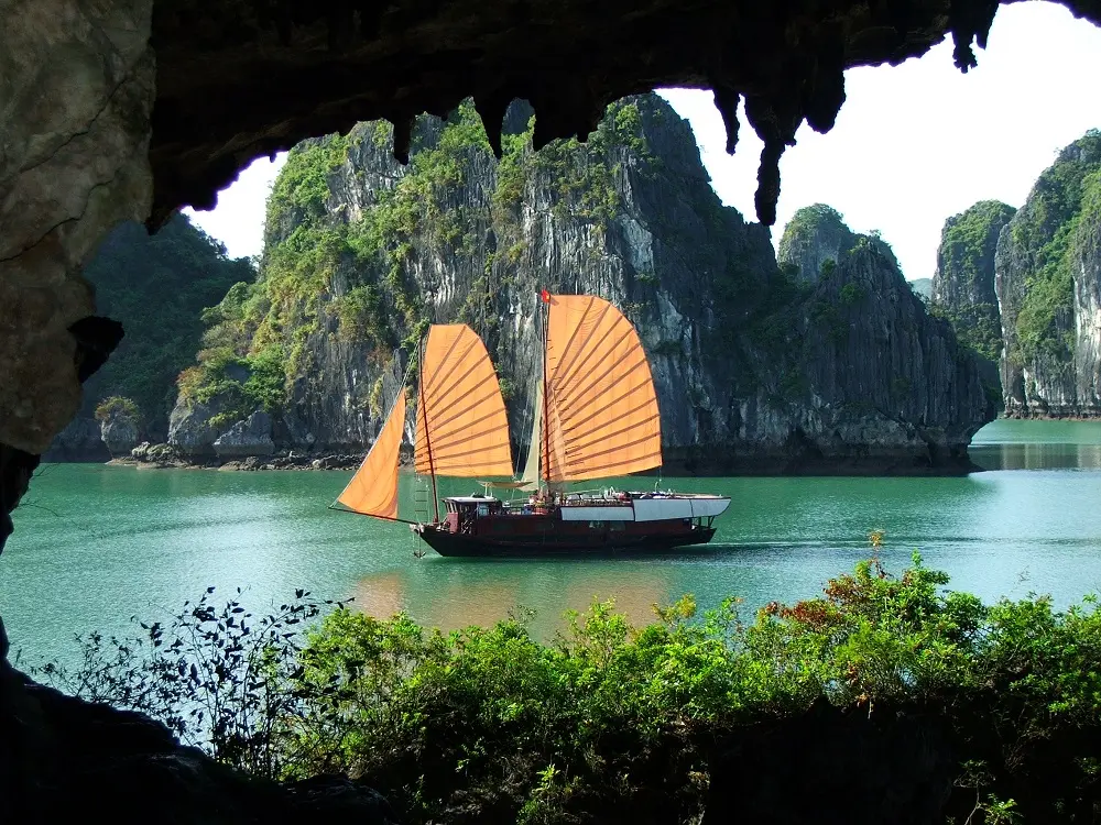 Lưu ngay kinh nghiệm tham quan c&aacute;c hang ở Hạ Long chi tiết nhất 9