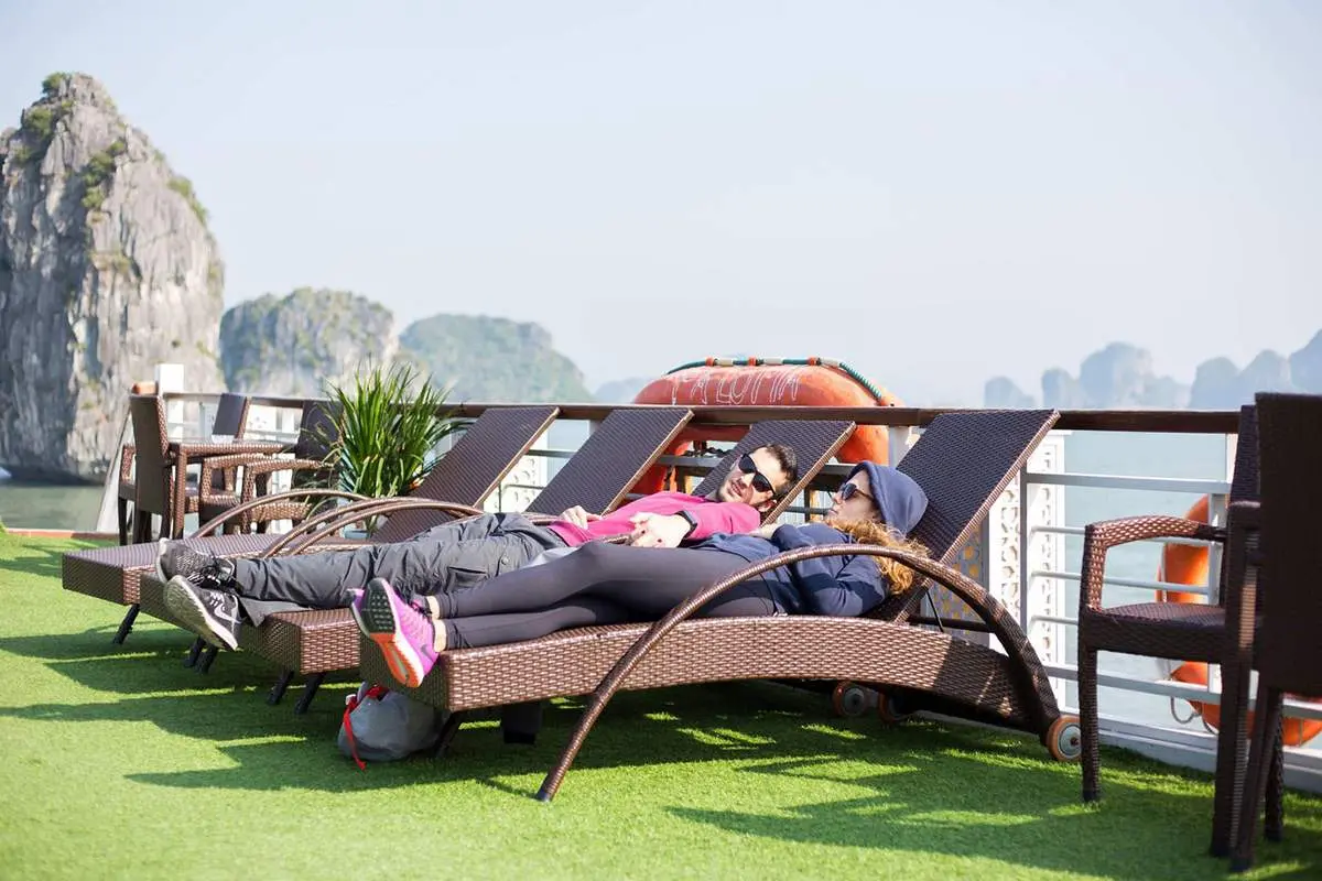 Review chi tiết chuyến đi du thuyền Hạ Long 2 ng&agrave;y 1 đ&ecirc;m 6